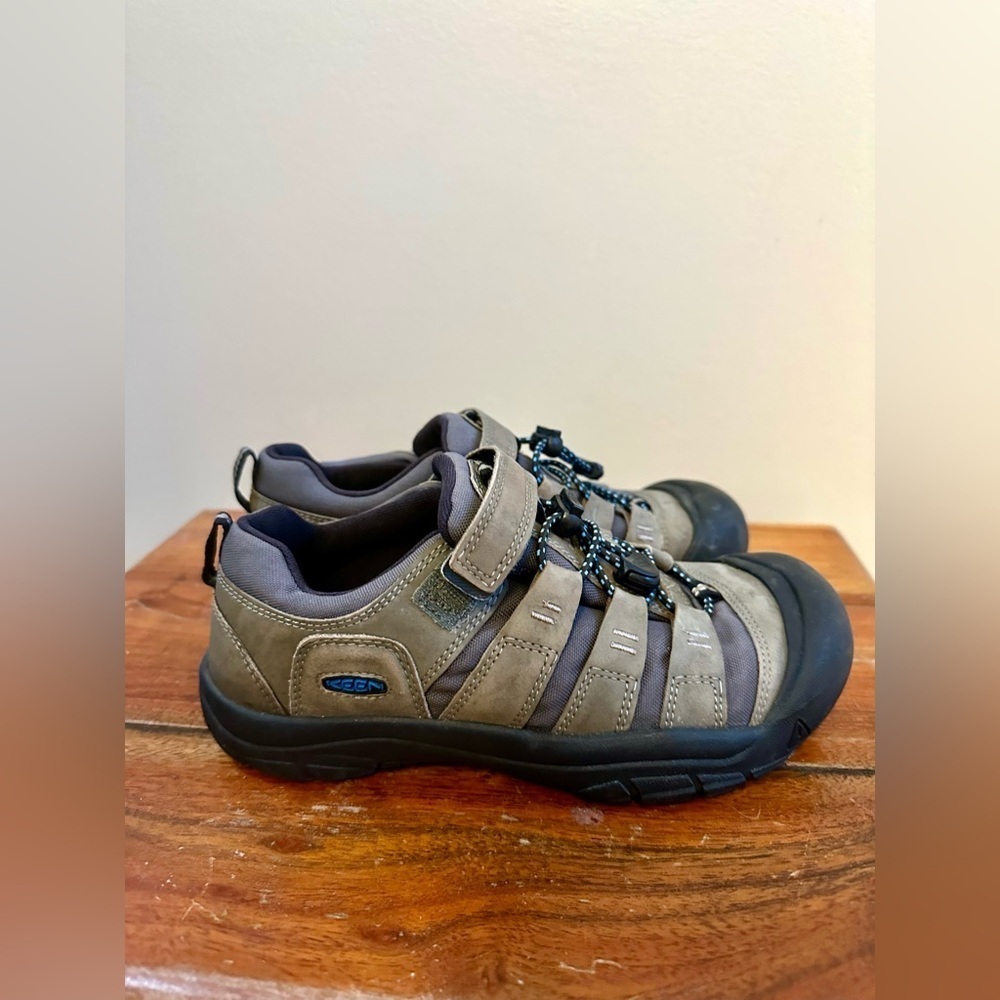 Keen Closed Toe Newport Hiking Shoe Size 5 Hook N Loop - Picture 3 of 7